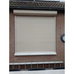 Rolluik handbediend beige raam