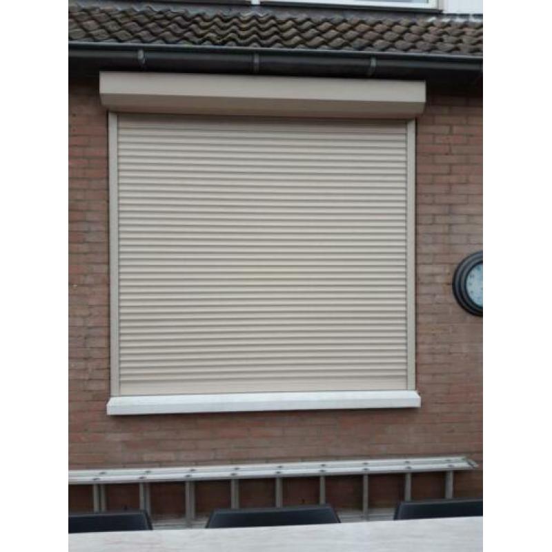 Rolluik handbediend beige raam