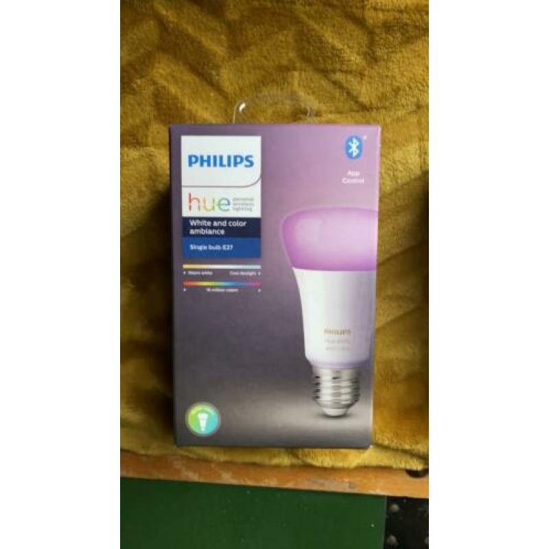 Philips Hue Bridge en 2 single bulb color ambiance E27