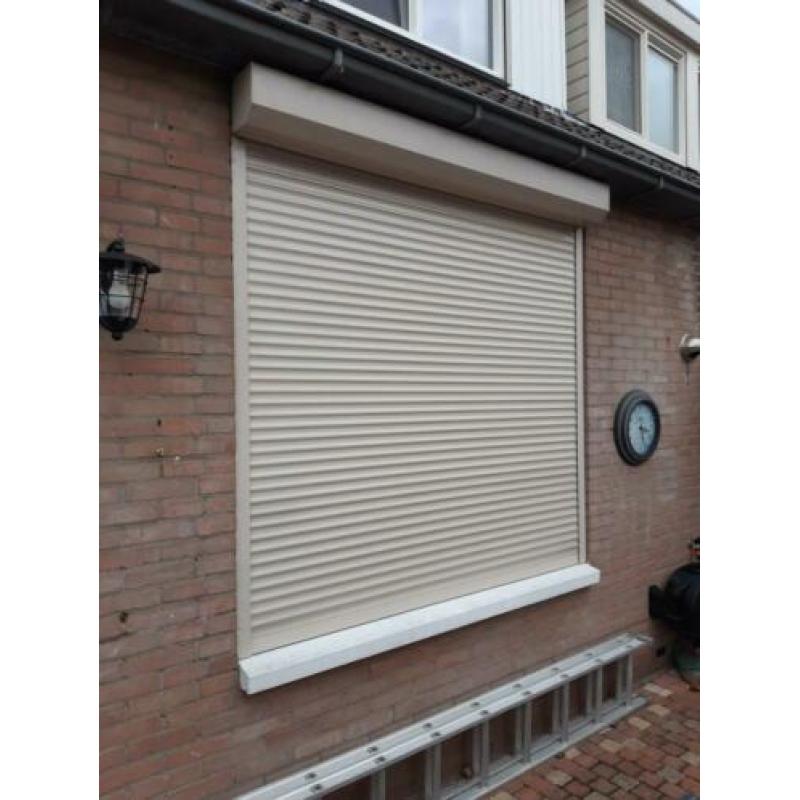 Rolluik handbediend beige raam