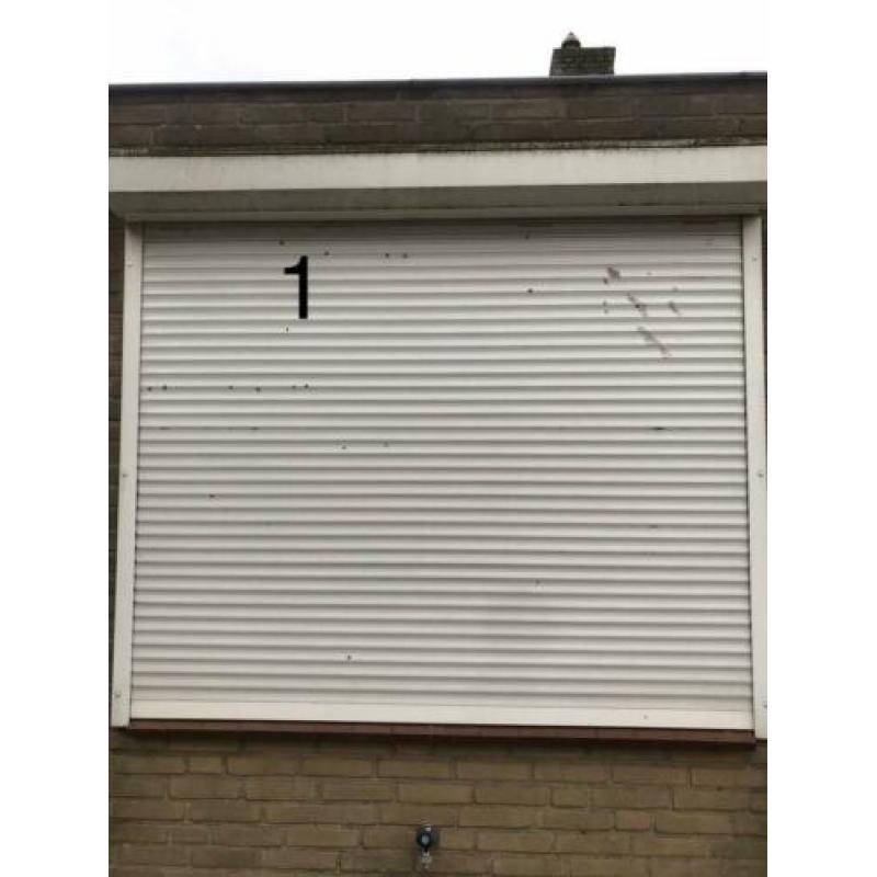 Diverse rolluiken handbediend wit