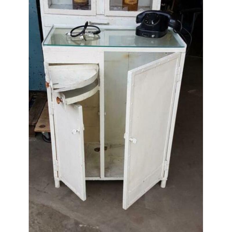Authentieke tandarts- , apothekerskast vanuit het Oostblok??