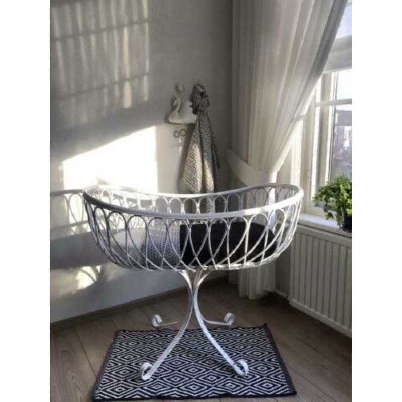 Vintage rotan wiegje wit??