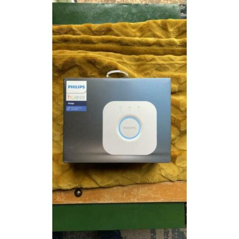 Philips Hue Bridge en 2 single bulb color ambiance E27