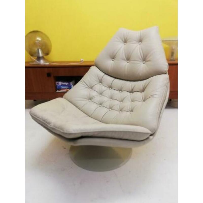 Artifort F588 lounge chair in leer