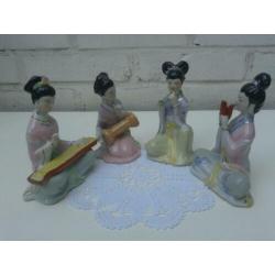 4 Geisha BEELDJES ~ Biscuit porselein