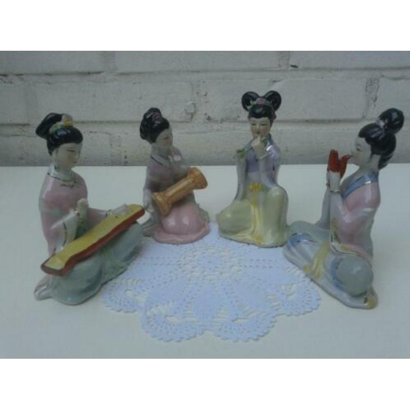 4 Geisha BEELDJES ~ Biscuit porselein