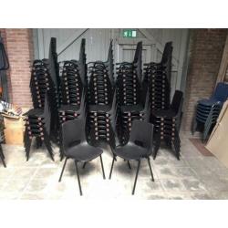 Nieuwe kunststof kantinestoelen voor o.a. Voetbalkantine