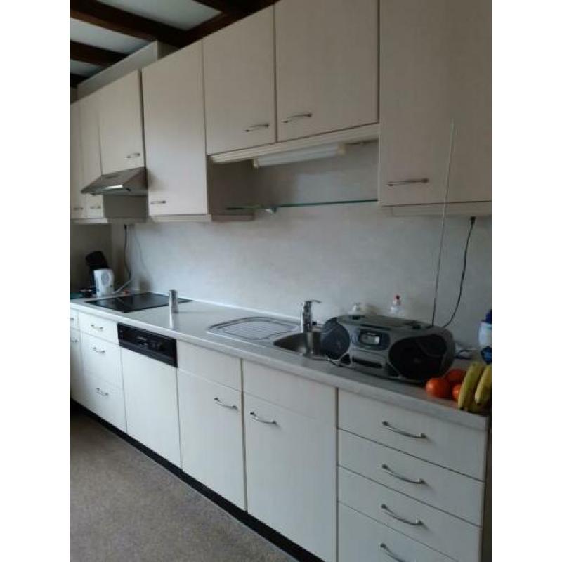 Complete keuken met apparatuur van Scholtes. Lichte kleur.