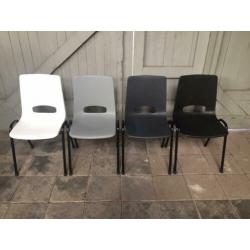 Nieuwe kunststof kantinestoelen voor o.a. Voetbalkantine