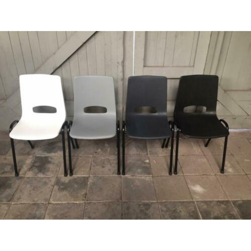 Nieuwe kunststof kantinestoelen voor o.a. Voetbalkantine