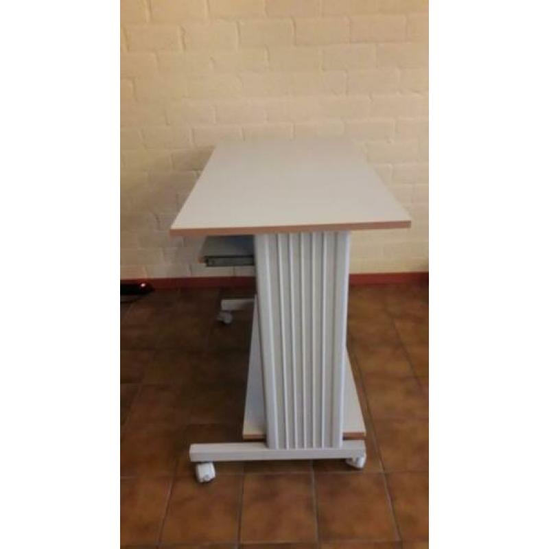 computertafel op wielen i.g.st. kleur grijs