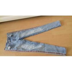 blauwe spijkerbroek met rode streep maat 36