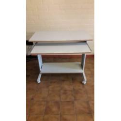 computertafel op wielen i.g.st. kleur grijs