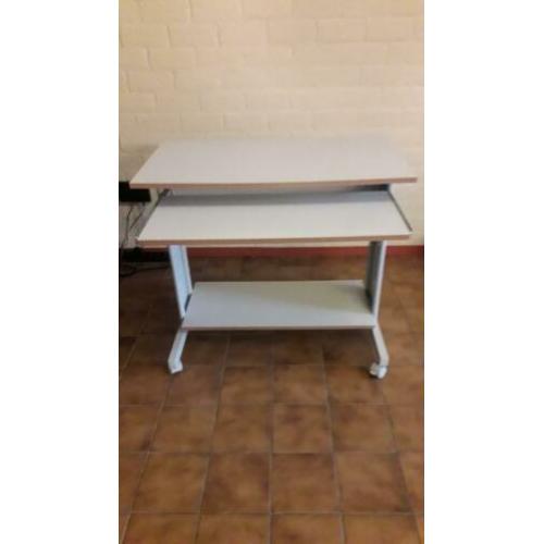 computertafel op wielen i.g.st. kleur grijs
