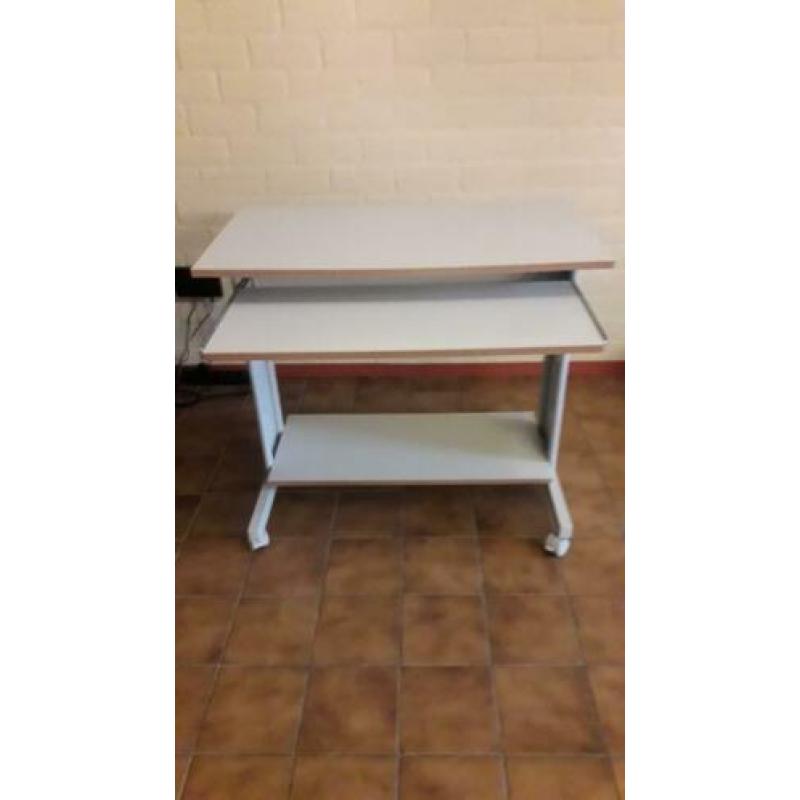 computertafel op wielen i.g.st. kleur grijs