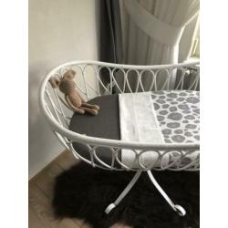 Vintage rotan wiegje wit??