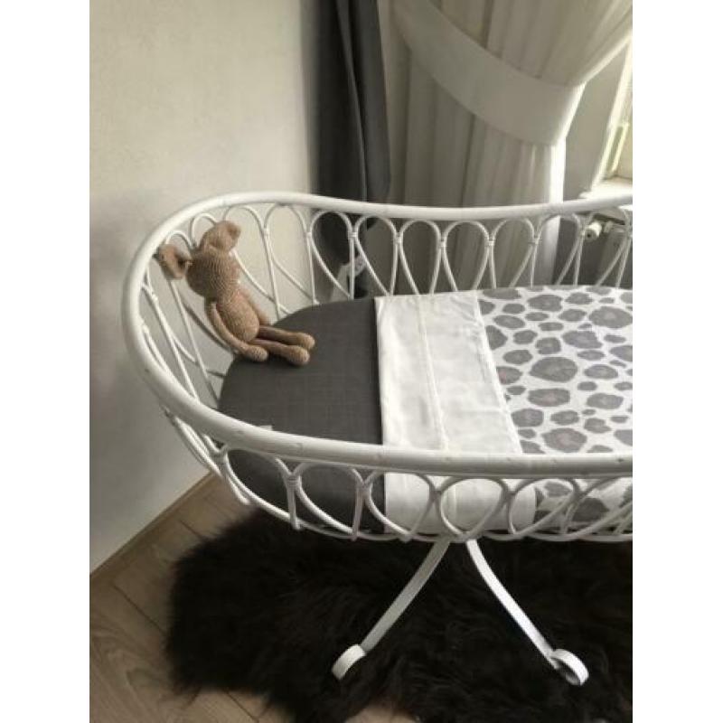 Vintage rotan wiegje wit??