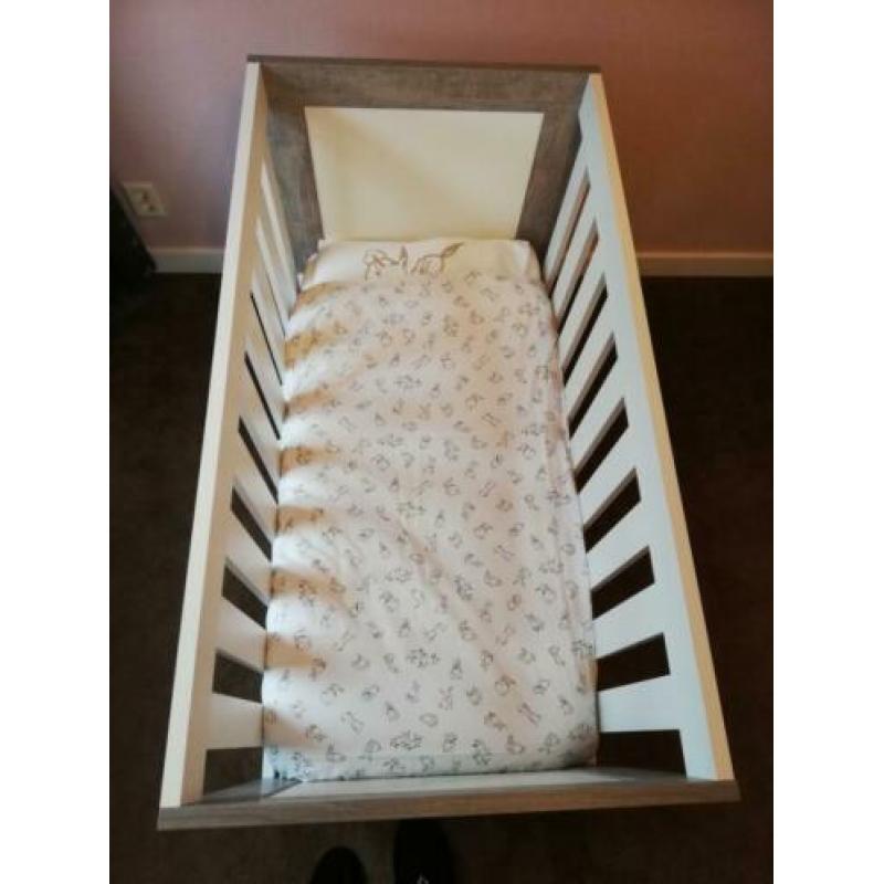 Ledikant incl. matras en commode met bladvergroter!