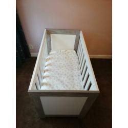 Ledikant incl. matras en commode met bladvergroter!