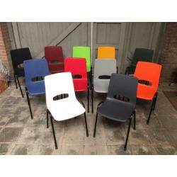 Nieuwe kunststof kantinestoelen voor o.a. Voetbalkantine