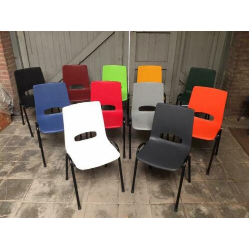 Nieuwe kunststof kantinestoelen voor o.a. Voetbalkantine