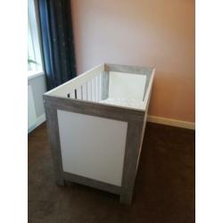 Ledikant incl. matras en commode met bladvergroter!