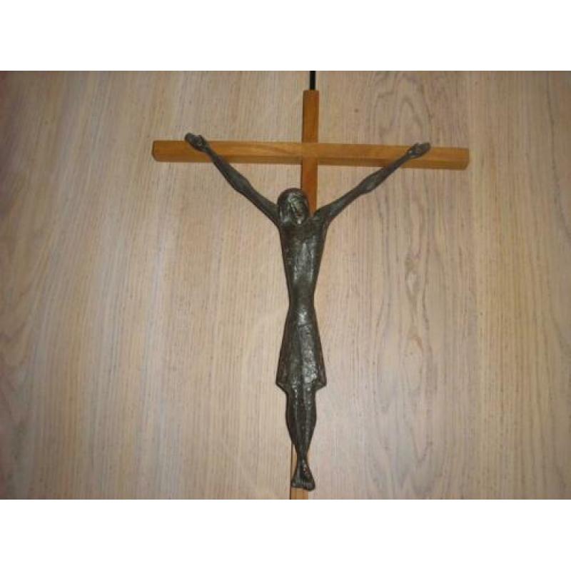 Bronzen beeldje Jezus aan het kruis moderne stijl kunst