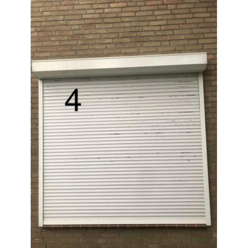 Diverse rolluiken handbediend wit