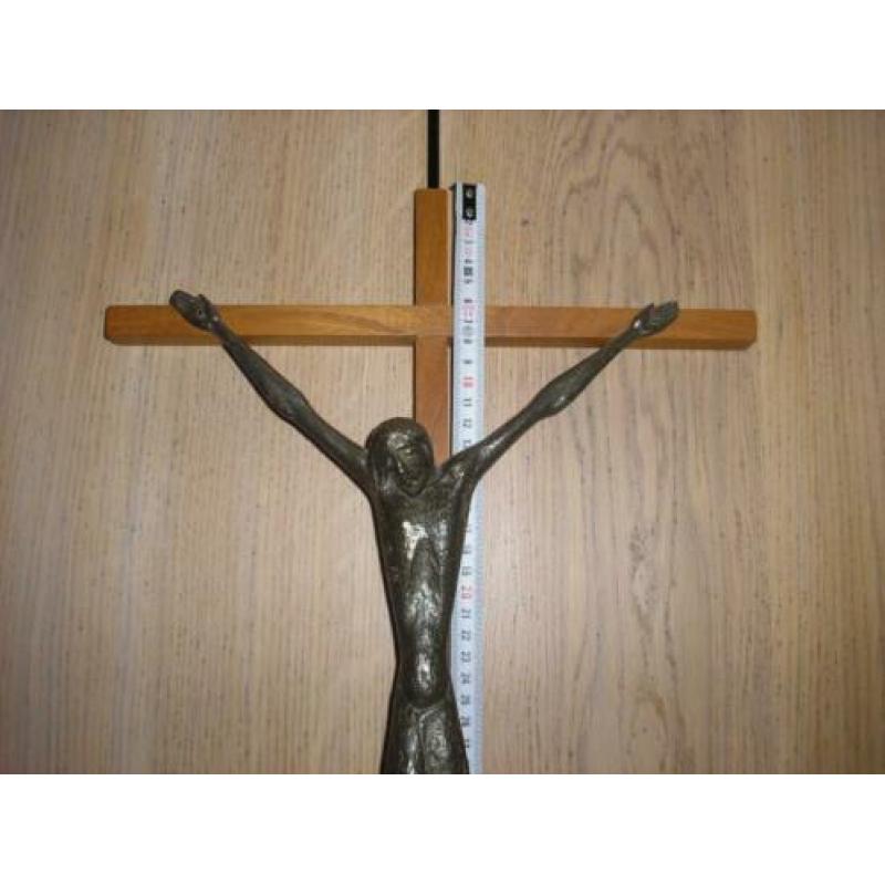 Bronzen beeldje Jezus aan het kruis moderne stijl kunst