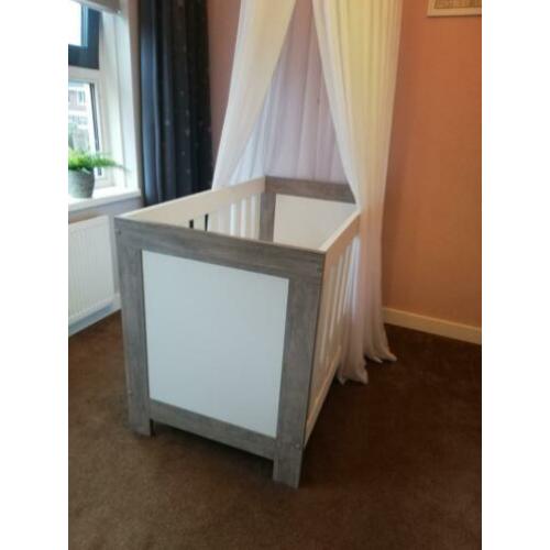 Ledikant incl. matras en commode met bladvergroter!
