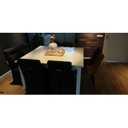 Eetkamertafel