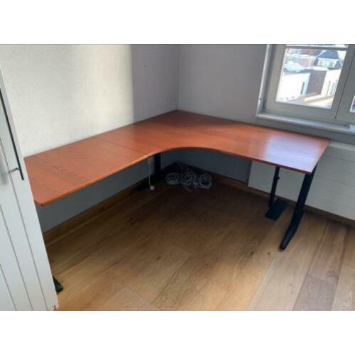 Degelijk bureau inclusief computer beugel