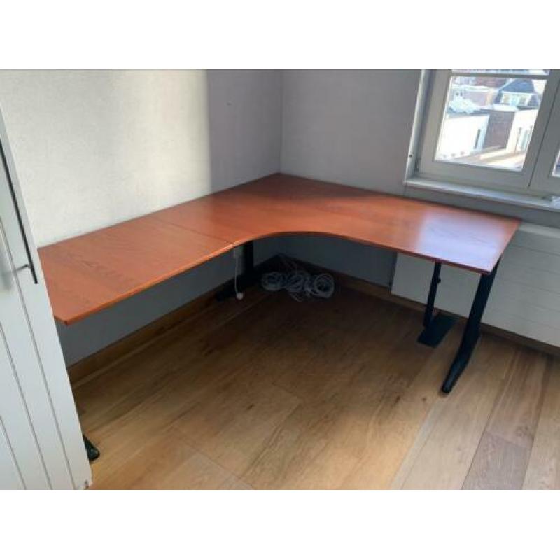 Degelijk bureau inclusief computer beugel