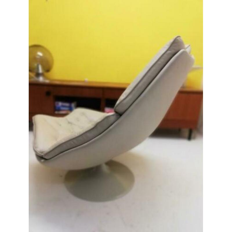 Artifort F588 lounge chair in leer