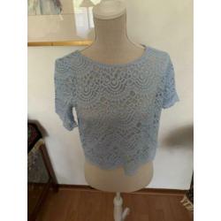 Lichtblauwe kanten blouse maat 42
