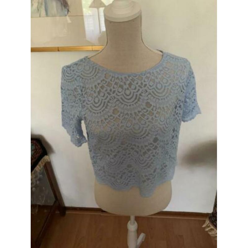 Lichtblauwe kanten blouse maat 42