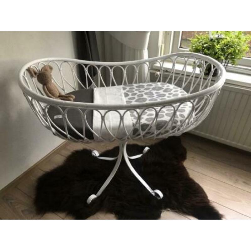 Vintage rotan wiegje wit??