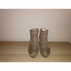 Beige enkellaarsjes