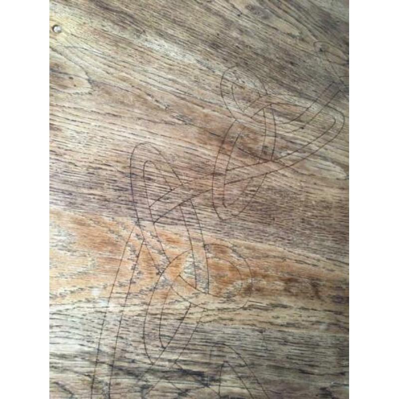 Massief eiken ronde tafel met gebrande keltische tekening