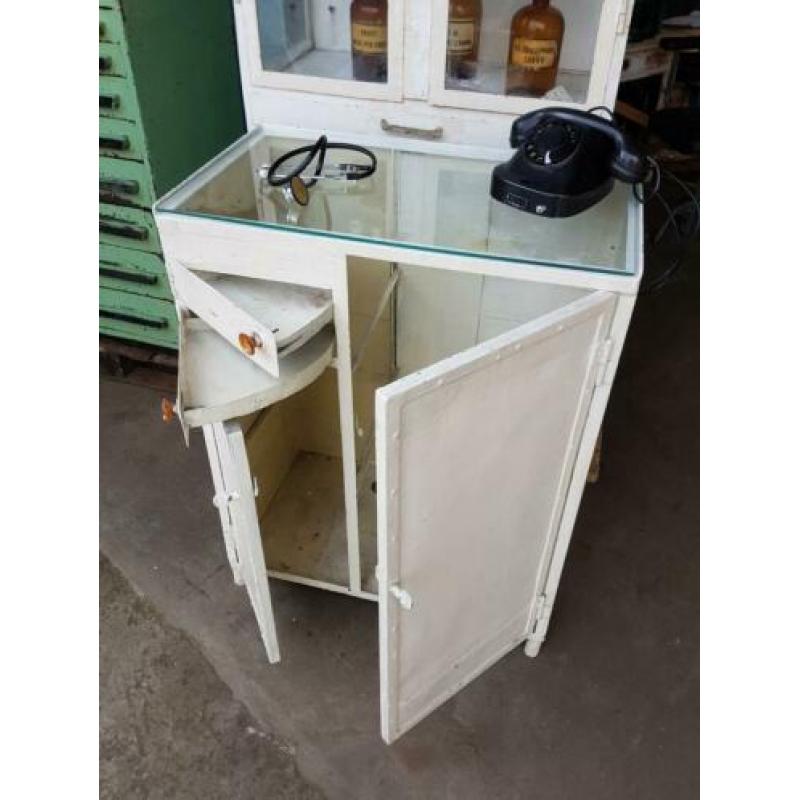 Authentieke tandarts- , apothekerskast vanuit het Oostblok??