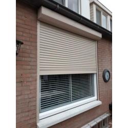 Rolluik handbediend beige raam