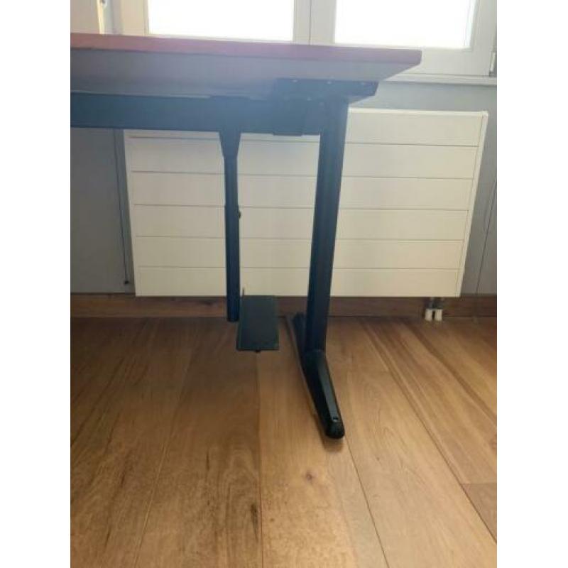 Degelijk bureau inclusief computer beugel