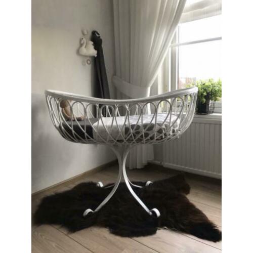Vintage rotan wiegje wit??