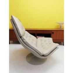 Artifort F588 lounge chair in leer