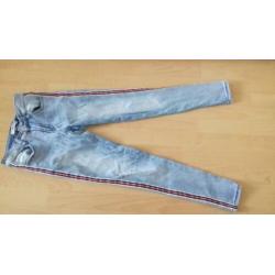 blauwe spijkerbroek met rode streep maat 36