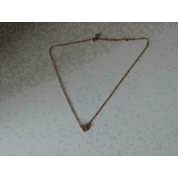 rose kleurige ketting met strass rondje