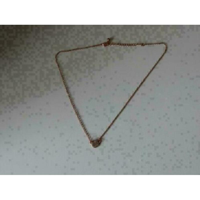 rose kleurige ketting met strass rondje