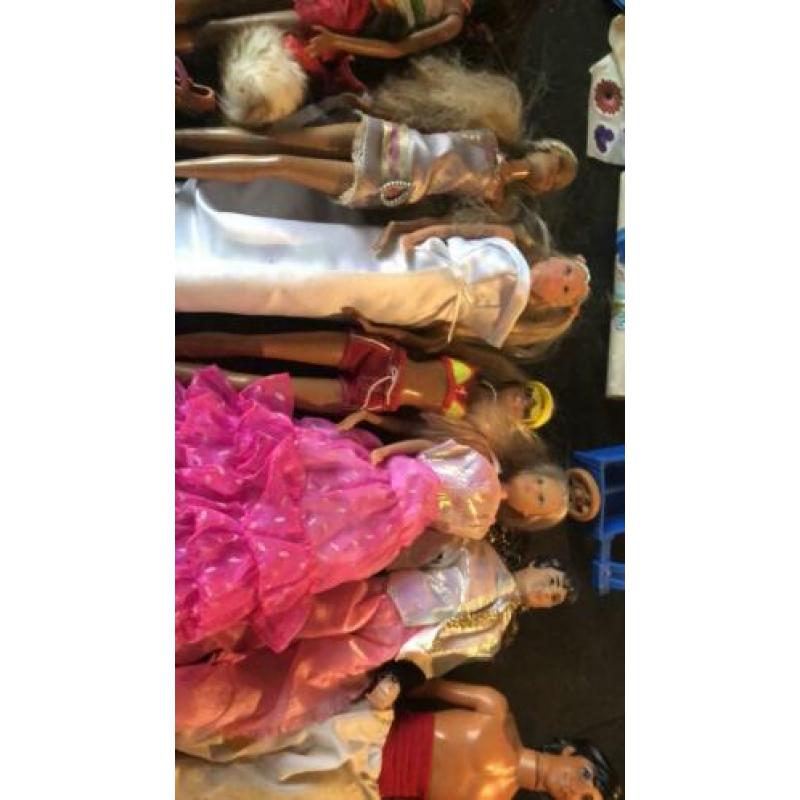 8 poppen Barbie Ken
