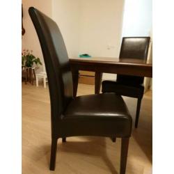 eetkamertafel met 4 stoelen plus bijpassende salontafel